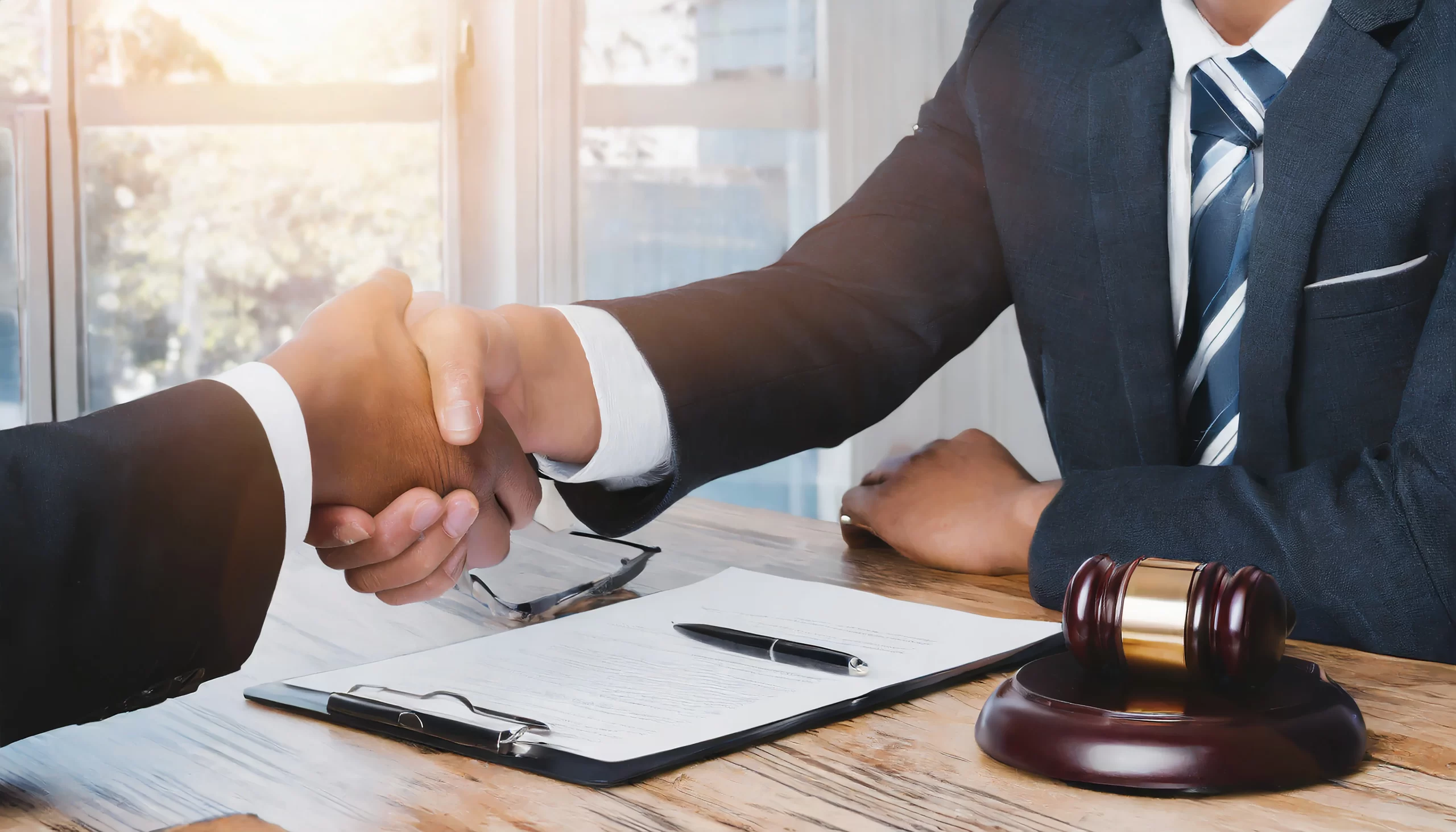 apretn-de-manos-de-hombres-abogados-acuerdo-legal